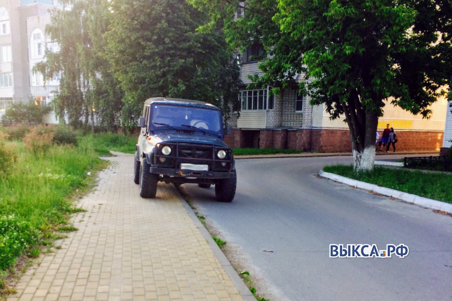 Место парковки — тротуар